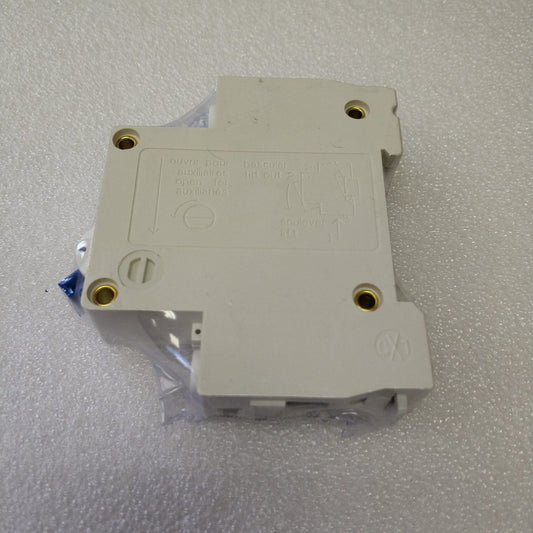 AUSMA DZ47-63 1Pole 32Amp DIN Rail Circuit Breaker - Reliable Circuit Protection - Electromann SA