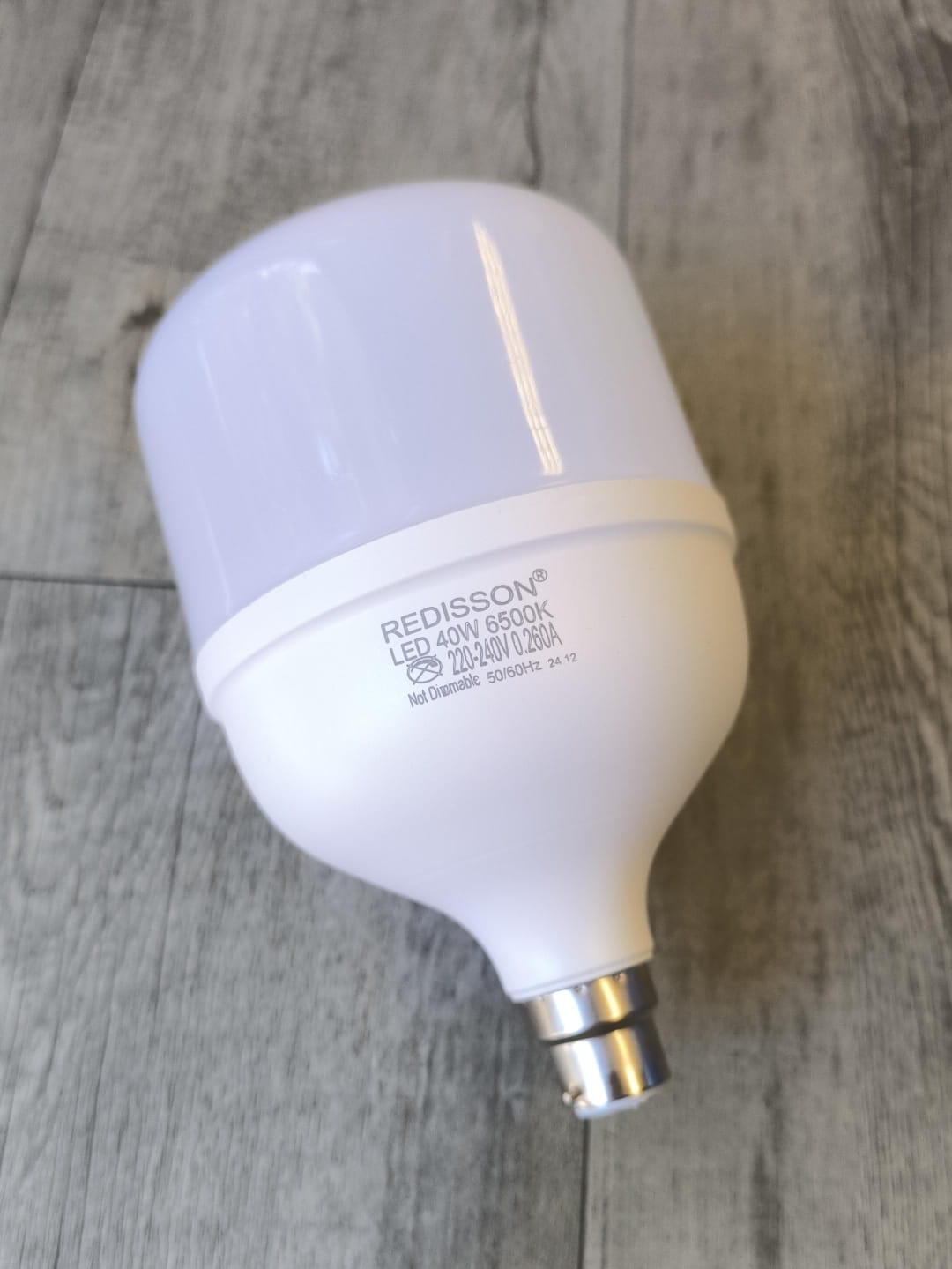 Redisson 220V AC 40W LED ceiling light bulb with B22 push-twist base, 6500K cool white color, ideal for home lighting.