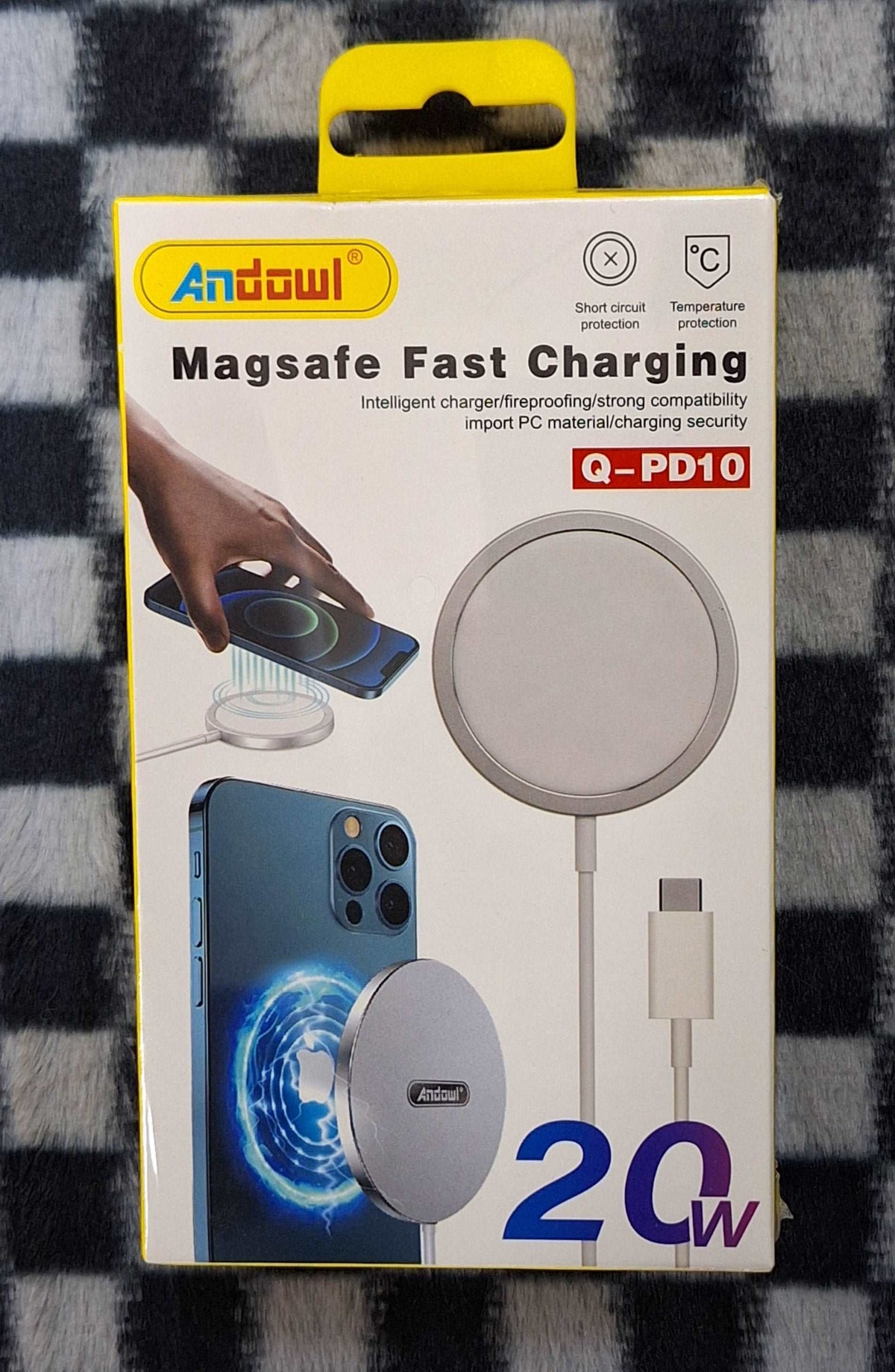 ET 20 Watts wireless fast charger for mobile phones, compact and sleek charging device with fast wireless charging capability.