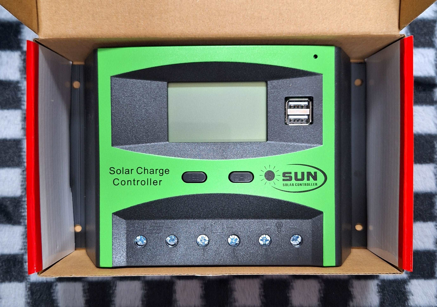 ET 50A 12V/24V PWM Solar Charge Controller for solar power systems, with digital display and durable design.