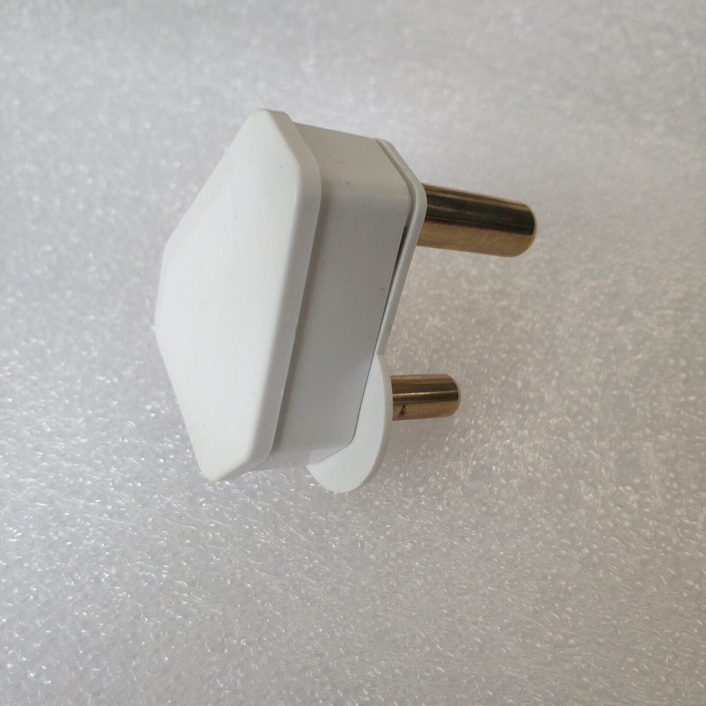 Redisson Mi-T10 Plug Top 16Amp 3Pin - Secure and Reliable Connection for Your Electrical Devices - Electromann SA