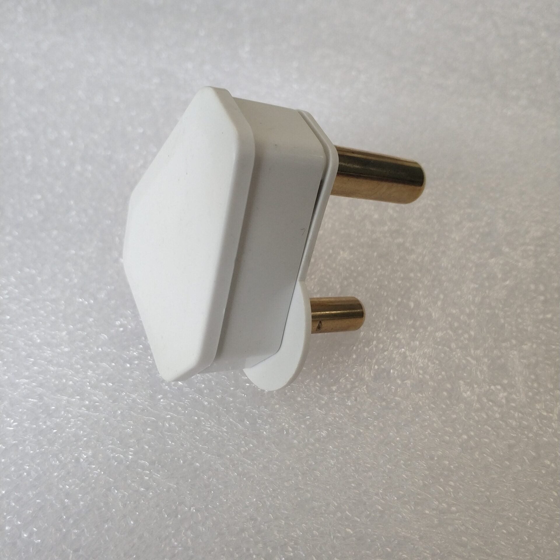 Redisson Mi-T10 Plug Top 16Amp 3Pin - Secure and Reliable Connection for Your Electrical Devices - Electromann SA