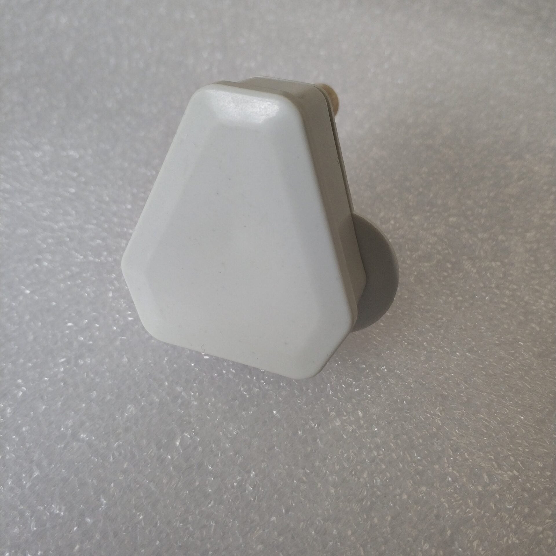 Redisson Mi-T10 Plug Top 16Amp 3Pin - Secure and Reliable Connection for Your Electrical Devices - Electromann SA