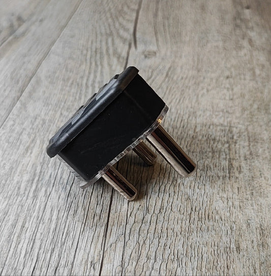 REDISSON M-10C 16A 220v 3Pin Plug Top - Electromann SA